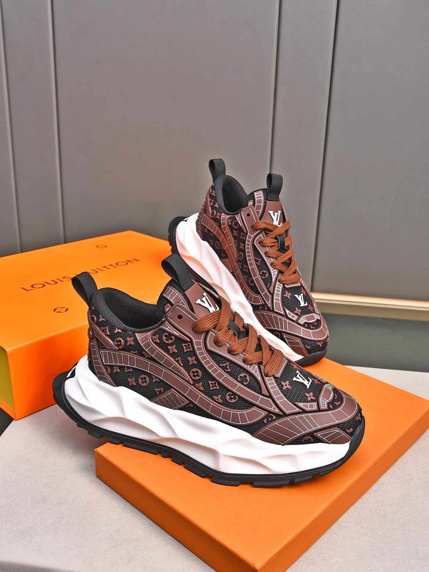 Men's shoes 💰580 📛📛【LOUIS VUITTON】Louis Vuitton 2024 new products👟Milan fashion catwalk style🇰🇾🇰🇾LV family logo, big-name style, a must-have for fashionistas⚠️Imported mesh with high-tech glue technology➕Cow leather➕Breathable mesh lining➕Genuine leather feet➕Special foam outsole👞Number 38-44 (45 46 custom-made)